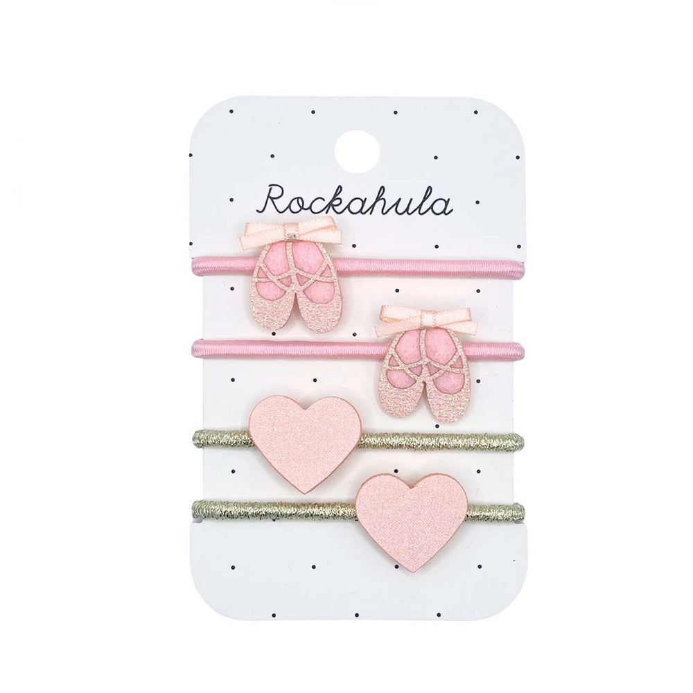 Voor echte ballerina’s: Rockahula’s ballet shoes elastiekjes! De set bestaat uit 4 elastieken: twee roze elastieken met lieve balletschoentjes en strikjes en twee goudkleurige elastieken met roze glitter hartjes. VanZus