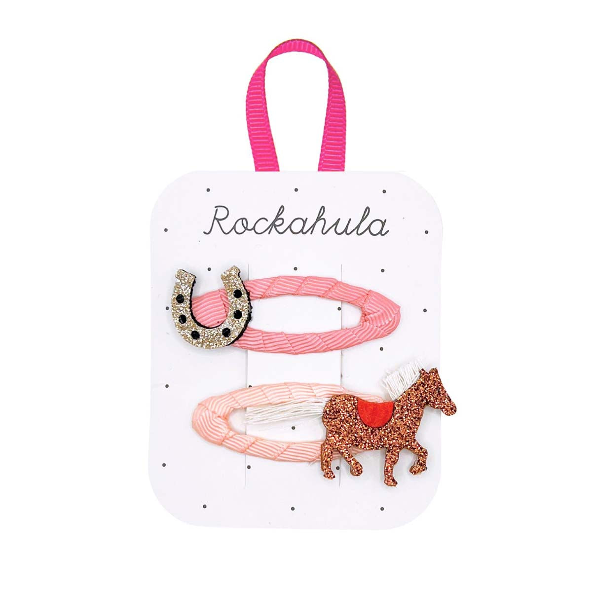 Houdt jouw kindje ook zo van paardjes? Dan mogen de Rockahula’s lucky pony speldjes niet ontbreken! De set bestaat uit 2 speldjes, omwikkeld met grosgrain lint en versierd met schitterende hoefijzer en paard. VanZus