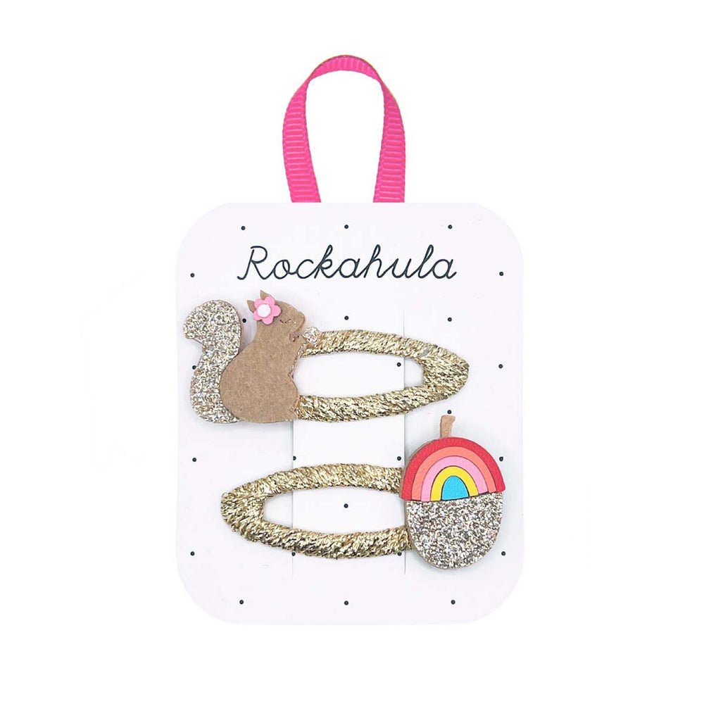 Kijk hoe schattig de squirrel and rainbow acorn speldjes van Rockahula zijn! De set bestaat uit 2 speldjes, versierd met goud grosgrain lint, een glitter eekhoorn en een glitter met regenboog nootje. Hip en handig. VanZus