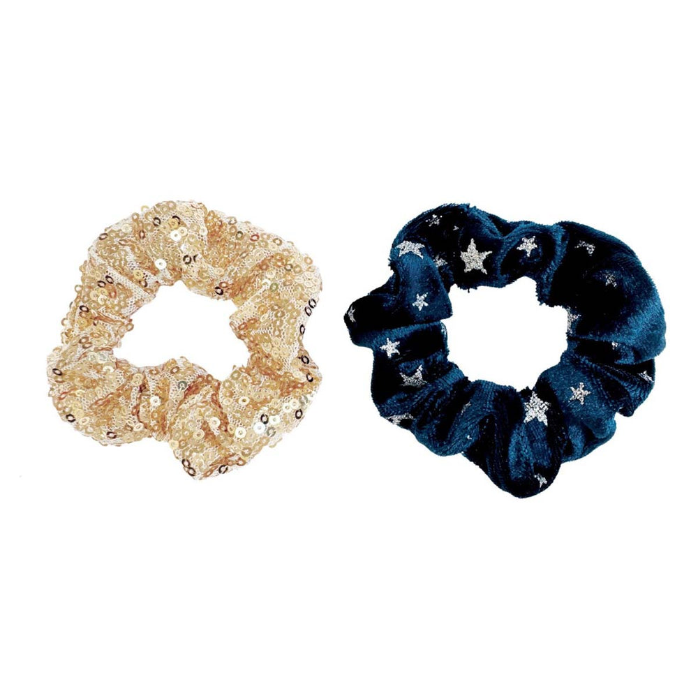 Sparkle and shine met Rockahula’s midnight star sequin scrunchies! De set bestaat uit 2 elastieken: een goudkleurige met gouden pailetten en een blauw fluwelen met zilveren sterren. Hip en handig! VanZus