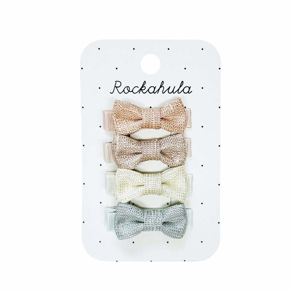Kijk hoe schattig de nordic shimmer mini strikjes speldjes van Rockahula zijn! De set bestaat uit 4 speldjes, versierd met vrolijke glanzende strikken in pastelkleuren. Ook leuk als cadeau. VanZus