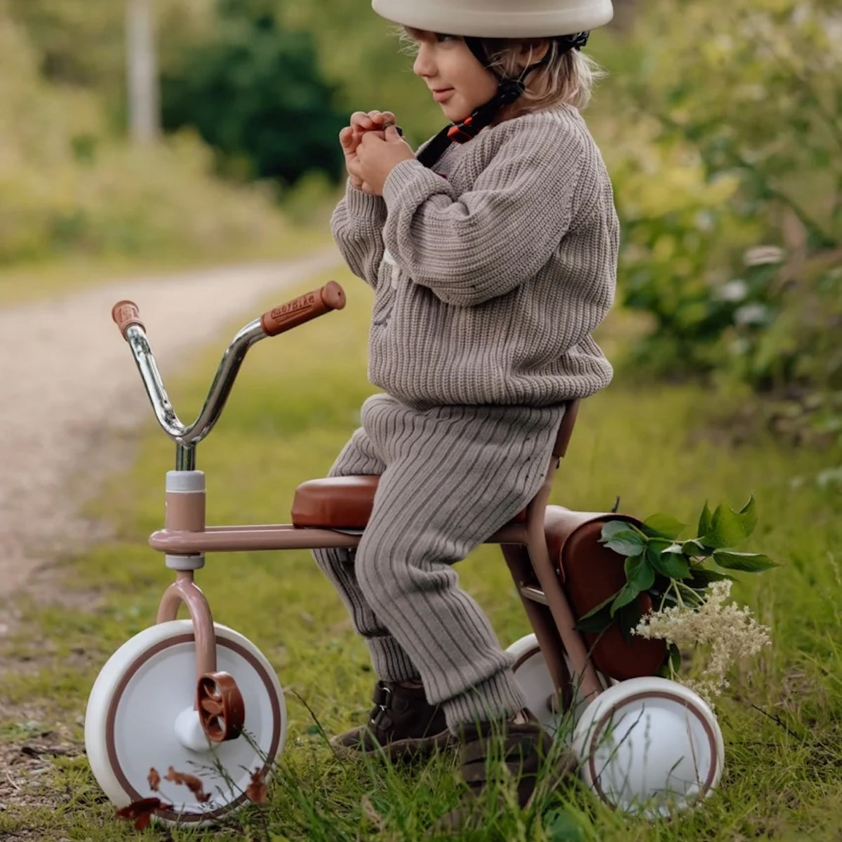 Een hippe driewieler van Vanilla Copenhagen in de kleur oak (bruin). Geschikt voor kinderen vanaf 1 jaar, afneembare duwstang, stevige materialen en schattig fietstasje achterop. Voor veel fiets avonturen! VanZus