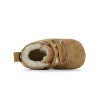 De Shoesme baby-proof slofjes zijn een must-have tijdens koude dagen. De pantoffel is gemaakt van 100% zacht, cognackleurig, schapenleer en volledig gevoerd met lammy wool voor heerlijk warme voetjes. VanZus