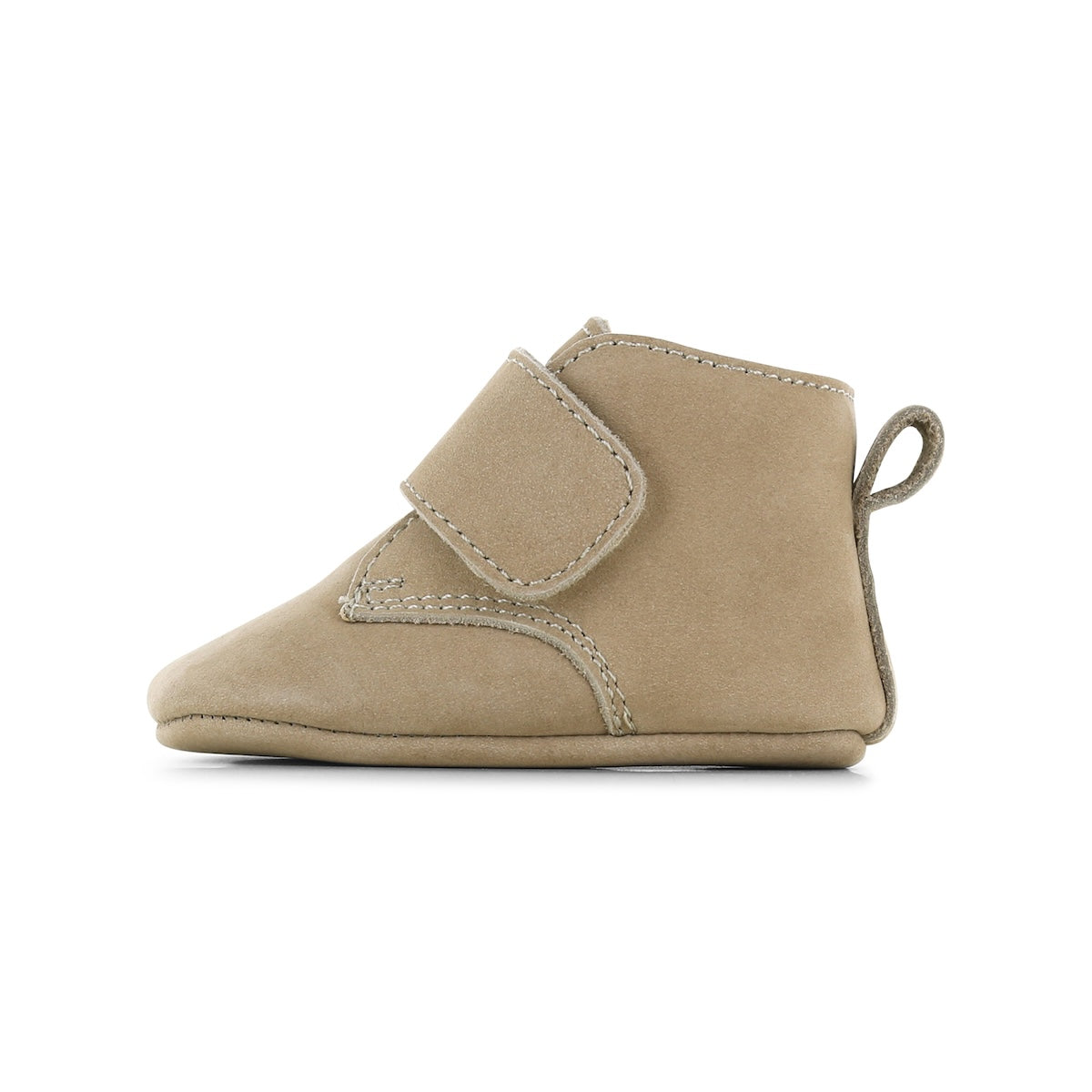 Deze newborn sloffen van Shoesme in de kleur beige hebben klittenband en bieden ultiem comfort. De slofjes zijn lekker zacht en zijn gemaakt van hoogwaardig schapenleer en hebben een zacht voetenbed en leren zolen. VanZus