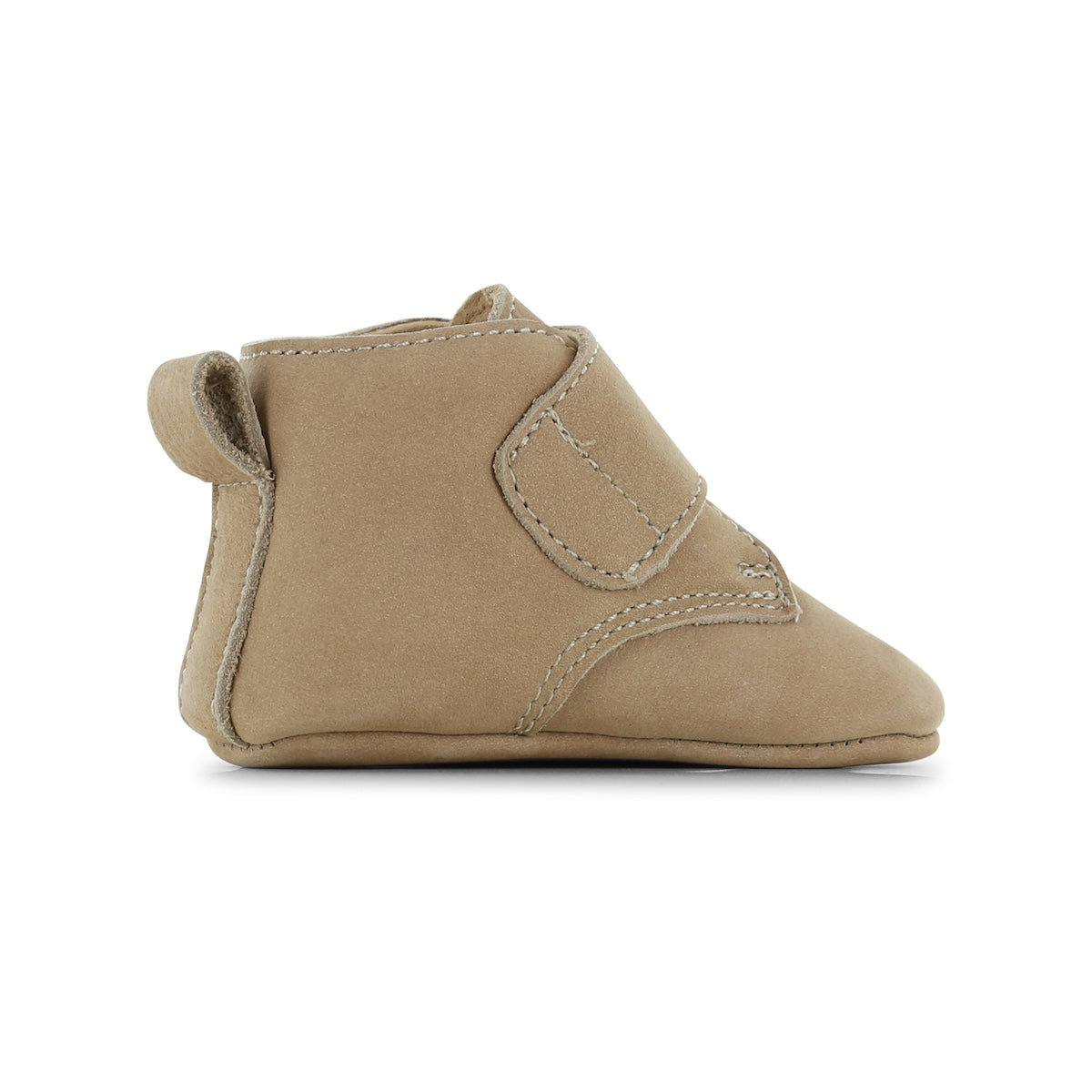 Deze newborn sloffen van Shoesme in de kleur beige hebben klittenband en bieden ultiem comfort. De slofjes zijn lekker zacht en zijn gemaakt van hoogwaardig schapenleer en hebben een zacht voetenbed en leren zolen. VanZus