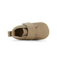 Deze newborn sloffen van Shoesme in de kleur beige hebben klittenband en bieden ultiem comfort. De slofjes zijn lekker zacht en zijn gemaakt van hoogwaardig schapenleer en hebben een zacht voetenbed en leren zolen. VanZus