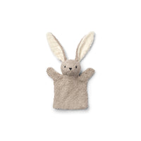 Deze schattige handpop Herold in de kleur Pale Grey van Liewood zal de fantasie van jouw kindje prikkelen en zorgen voor uren speelplezier! Het popje is heerlijk zacht en klaar om leuke avonturen met jouw kleintje te beleven! VanZus