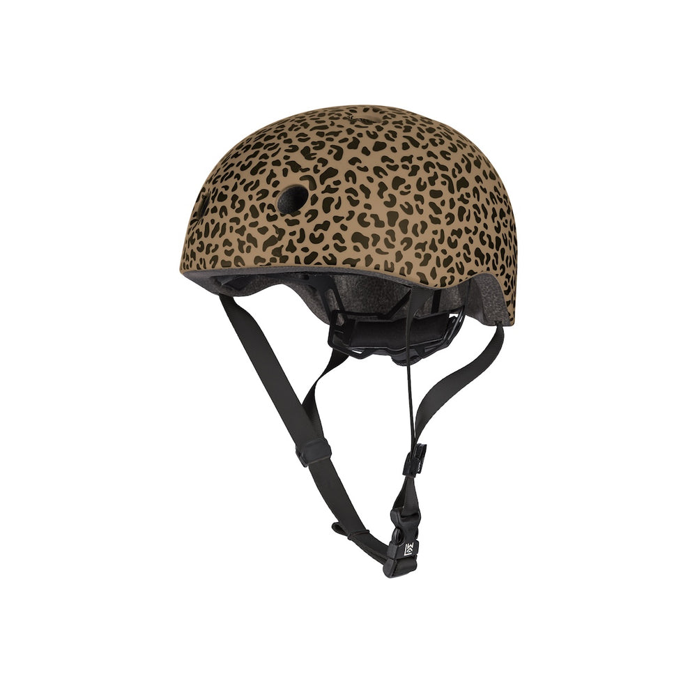 Veiligheid en stijl gaan hand in hand met deze toffe fietshelm in de kleur mini leo/oat van het merk Liewood. Deze helm is ontworpen om niet alleen bescherming te bieden tijdens avontuurlijke fietstochten, maar ook om er stijlvol uit te zien tijdens het fietsen! VanZus