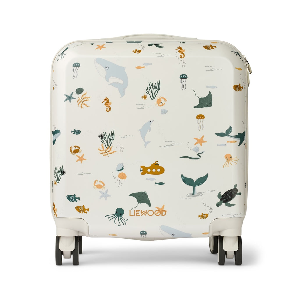 Je kleintje kan al zijn of haar essentials meenemen op vakantie met deze superleuke hollie reiskoffer in de kleur sea creature/sandy. Deze koffer heeft een klein formaat en is daarom perfect om al de spullen van je kleintje in mee te nemen. VanZus