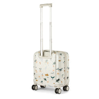 Je kleintje kan al zijn of haar essentials meenemen op vakantie met deze superleuke hollie reiskoffer in de kleur sea creature/sandy. Deze koffer heeft een klein formaat en is daarom perfect om al de spullen van je kleintje in mee te nemen. VanZus