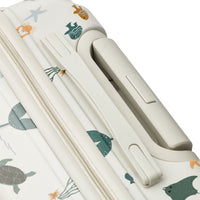 Je kleintje kan al zijn of haar essentials meenemen op vakantie met deze superleuke hollie reiskoffer in de kleur sea creature/sandy. Deze koffer heeft een klein formaat en is daarom perfect om al de spullen van je kleintje in mee te nemen. VanZus