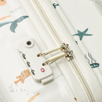 Je kleintje kan al zijn of haar essentials meenemen op vakantie met deze superleuke hollie reiskoffer in de kleur sea creature/sandy. Deze koffer heeft een klein formaat en is daarom perfect om al de spullen van je kleintje in mee te nemen. VanZus