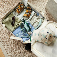 Je kleintje kan al zijn of haar essentials meenemen op vakantie met deze superleuke hollie reiskoffer in de kleur sea creature/sandy. Deze koffer heeft een klein formaat en is daarom perfect om al de spullen van je kleintje in mee te nemen. VanZus
