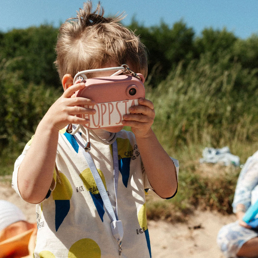 Met de Hoppstar Artist blush kan jouw kindje zelf foto’s maken en ze meteen printen! Deze kidsproof polaroid camera is perfect voor kindjes die alles willen vastleggen. VanZus.