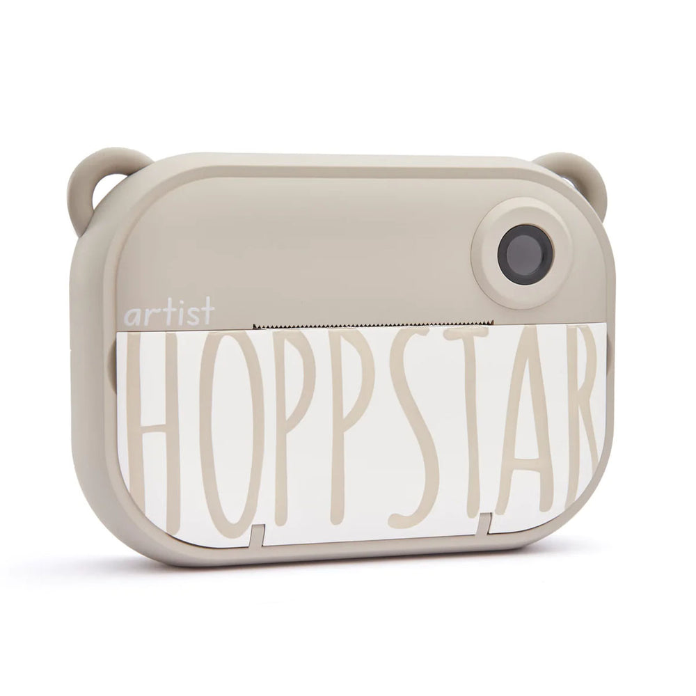Met de Hoppstar Artist oat kan jouw kindje zelf foto’s maken en ze meteen printen! Deze kidsproof polaroid camera is perfect voor kindjes die alles willen vastleggen. VanZus.