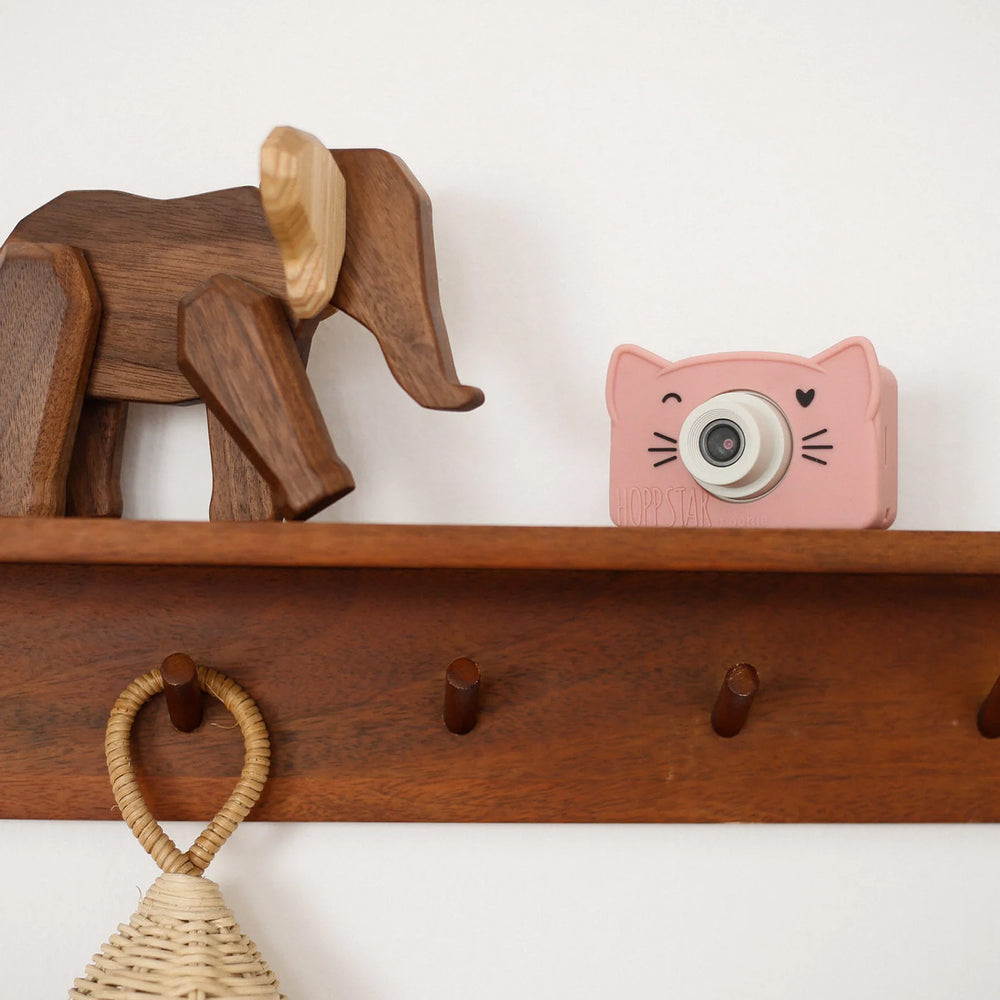 De Hoppstar Rookie blush is de perfecte eerste digitale camera voor jouw kindje. Deze kindercamera is perfect voor kleine handjes. De camera wordt beschermd door een vrolijke en zachte siliconen hoes. VanZus.
