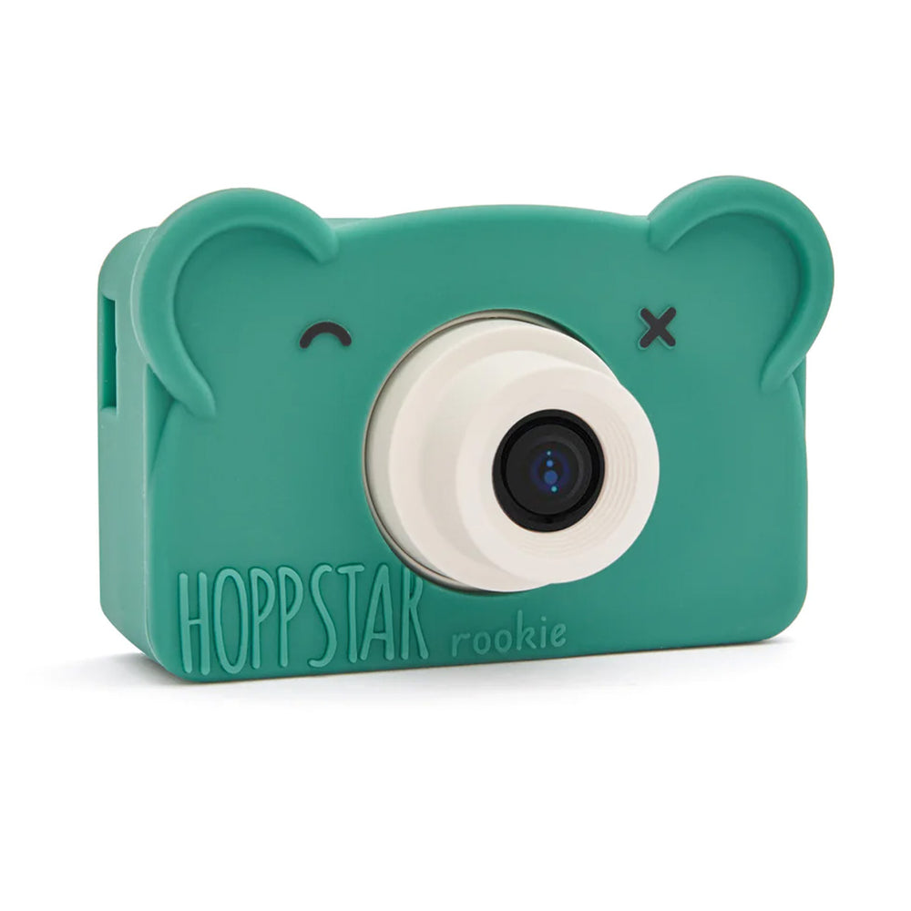 De Hoppstar Rookie moss is de perfecte eerste digitale camera voor jouw kindje. Deze kindercamera is perfect voor kleine handjes. De camera wordt beschermd door een vrolijke en zachte siliconen hoes. VanZus.