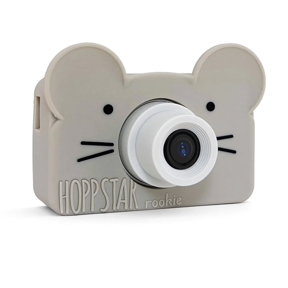 De Hoppstar Rookie oat is de perfecte eerste digitale camera voor jouw kindje. Deze kindercamera is perfect voor kleine handjes. De camera wordt beschermd door een vrolijke en zachte siliconen hoes. VanZus.