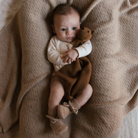 Knuffelen en tutten maar met het teddy tokki knuffeldoekje in de kleur mocha van het Belgische merk Hvid. Een heerlijk zacht knuffeltje, gemaakt van 100% Italiaanse merinowol. VanZus