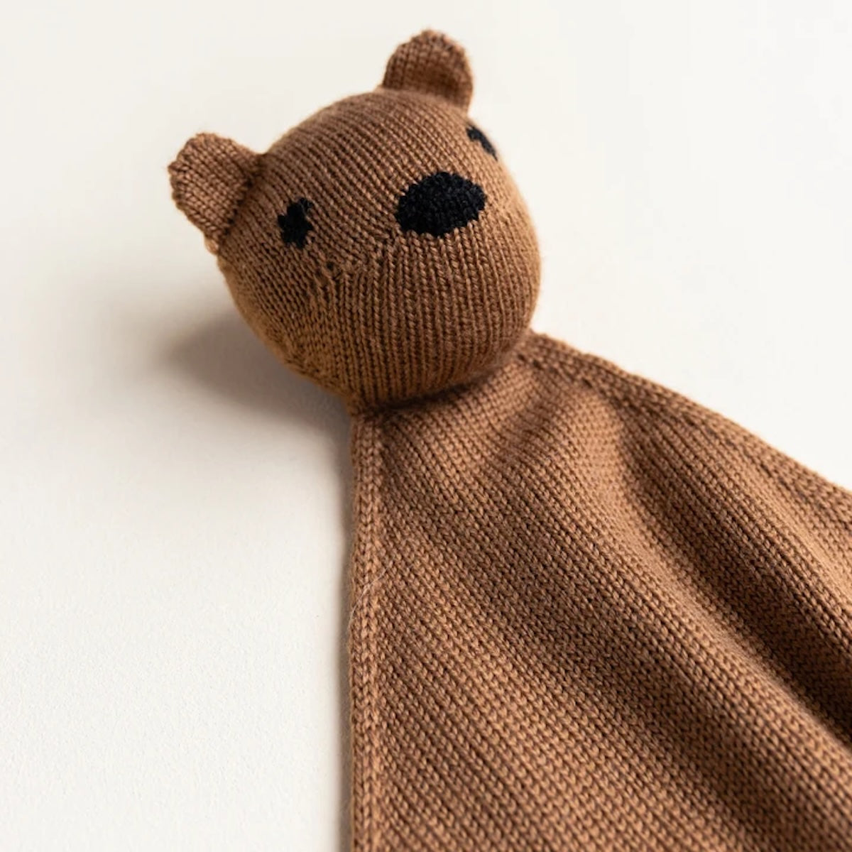 Knuffelen en tutten maar met het teddy tokki knuffeldoekje in de kleur mocha van het Belgische merk Hvid. Een heerlijk zacht knuffeltje, gemaakt van 100% Italiaanse merinowol. VanZus