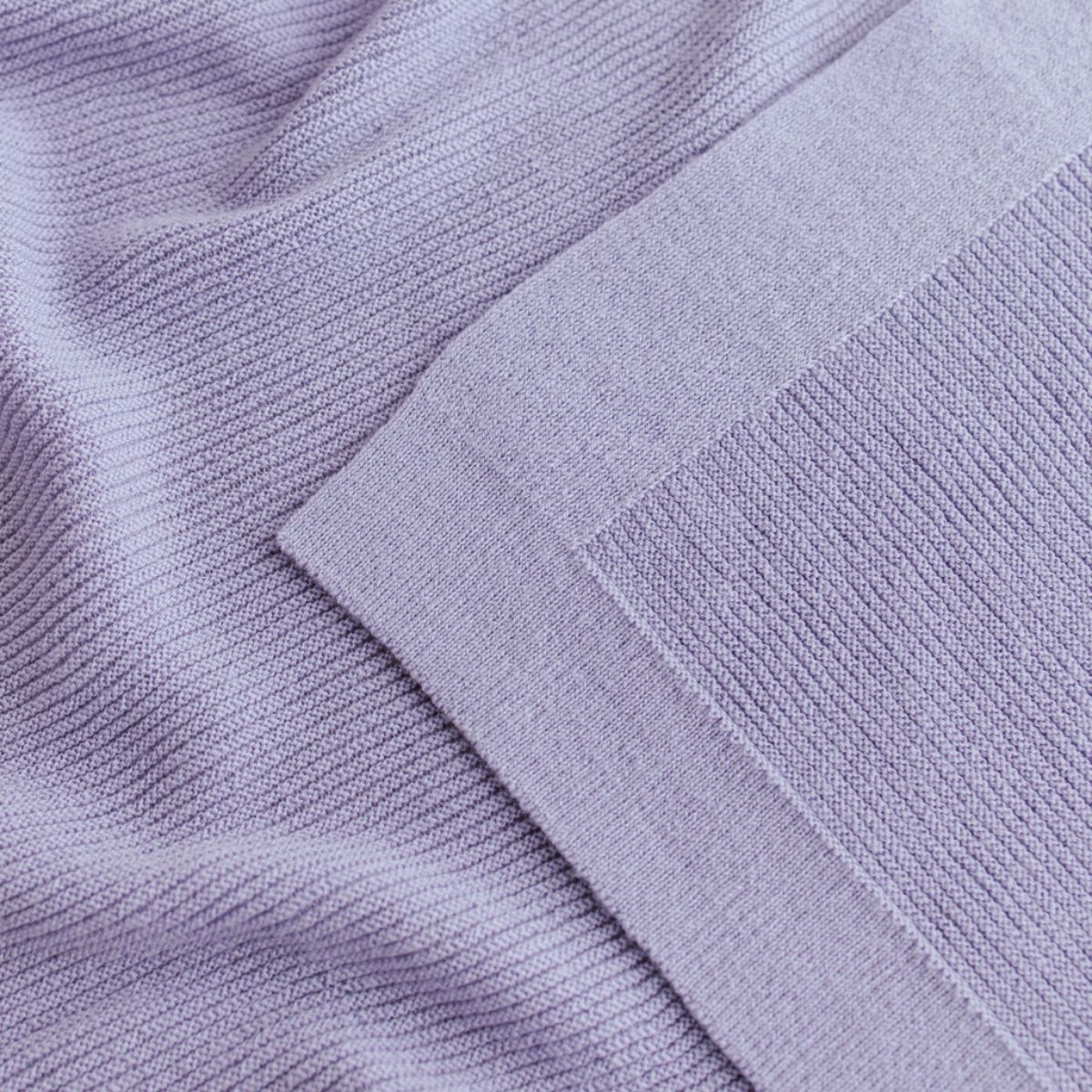 Deken gust van Hvid, in lilac, biedt warmte en comfort voor je baby met zacht merino lamswol dat niet jeukt en antibacterieel is, ideaal voor gevoelige huid. In diverse kleuren. VanZus