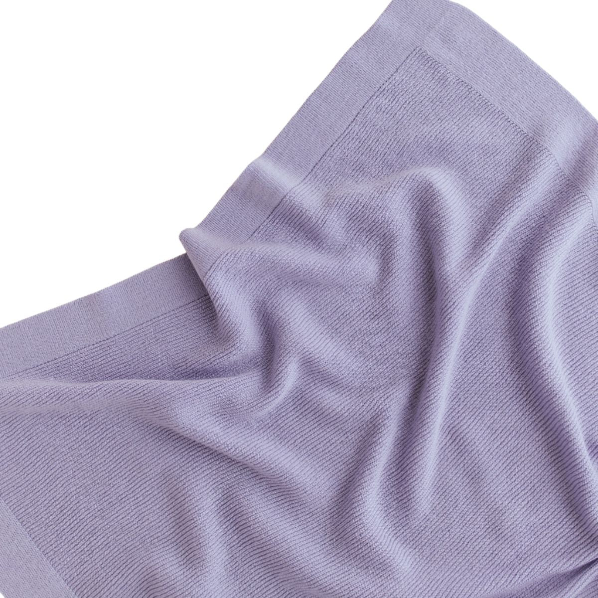 Deken gust van Hvid, in lilac, biedt warmte en comfort voor je baby met zacht merino lamswol dat niet jeukt en antibacterieel is, ideaal voor gevoelige huid. In diverse kleuren. VanZus