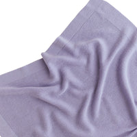 Deken gust van Hvid, in lilac, biedt warmte en comfort voor je baby met zacht merino lamswol dat niet jeukt en antibacterieel is, ideaal voor gevoelige huid. In diverse kleuren. VanZus