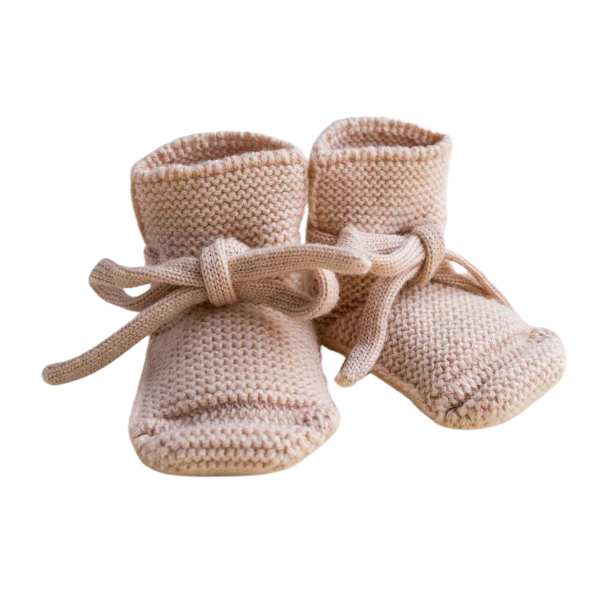 Heerlijk warm en comfortabel: de babyslofjes in de kleur apricot van Hvid. Gemaakt van zacht merinowol, verkrijgbaar in maten 0-9 maanden en 9-15 maanden, met handige strik zodat ze goed blijven zitten. VanZus