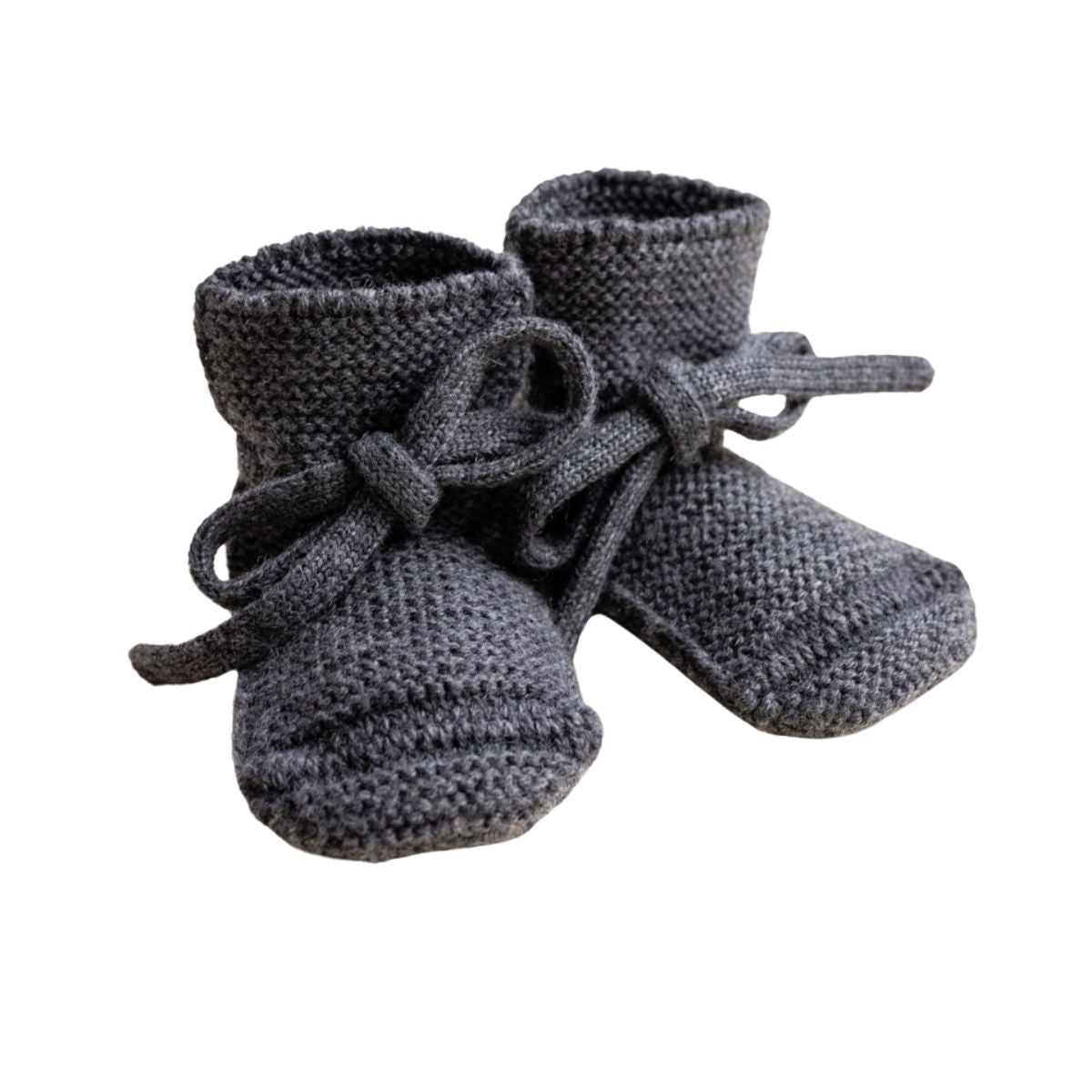 Heerlijk warm en comfortabel: de babyslofjes in de kleur charcoal van Hvid. Gemaakt van zacht merinowol, verkrijgbaar in maten 0-9 maanden en 9-15 maanden, met handige strik zodat ze goed blijven zitten. VanZus