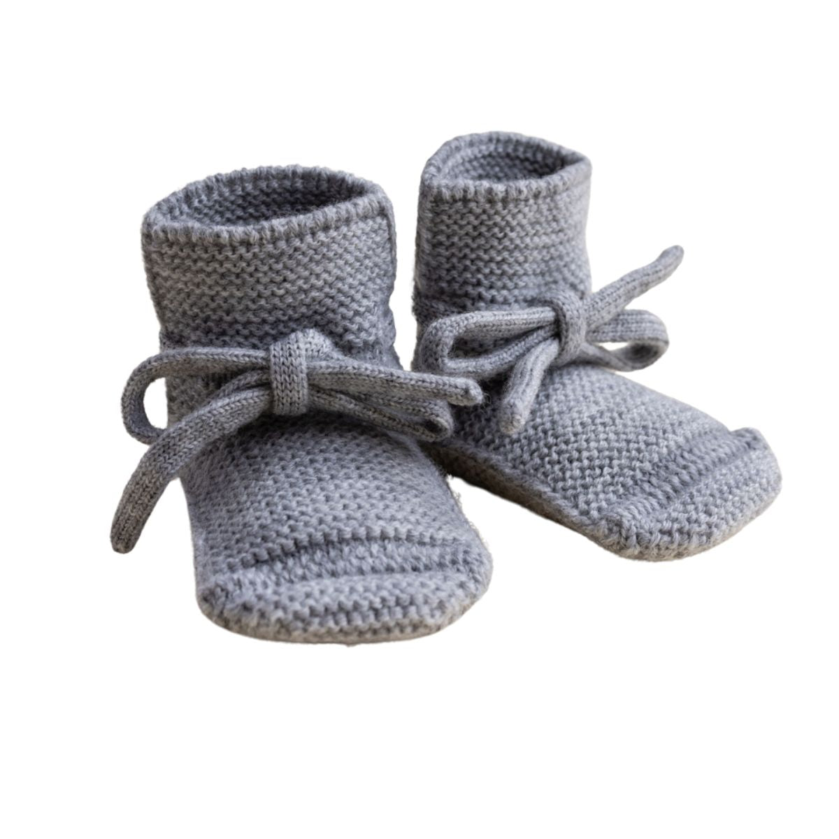 Heerlijk warm en comfortabel: de babyslofjes in de kleur grey melange van Hvid. Gemaakt van zacht merinowol, verkrijgbaar in maten 0-9 maanden en 9-15 maanden, met handige strik zodat ze goed blijven zitten. VanZus