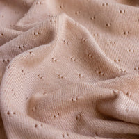 Deken bibi van Hvid, in apricot, biedt warmte en comfort voor je baby met zacht merino lamswol. Ribgebreid, zacht en warm. Een klassieke ajourdeken. In diverse kleuren. VanZus