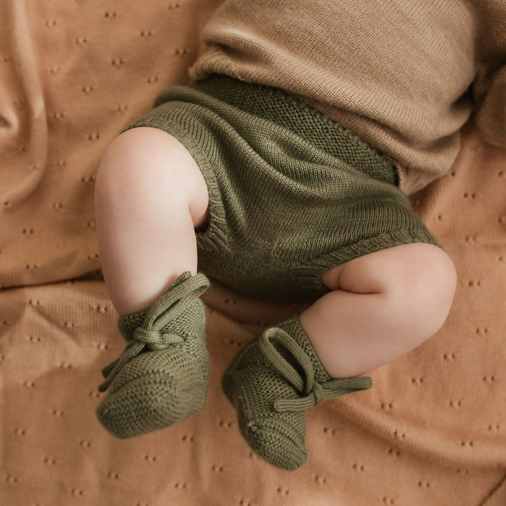 Deken bibi van Hvid, in apricot, biedt warmte en comfort voor je baby met zacht merino lamswol. Ribgebreid, zacht en warm. Een klassieke ajourdeken. In diverse kleuren. VanZus