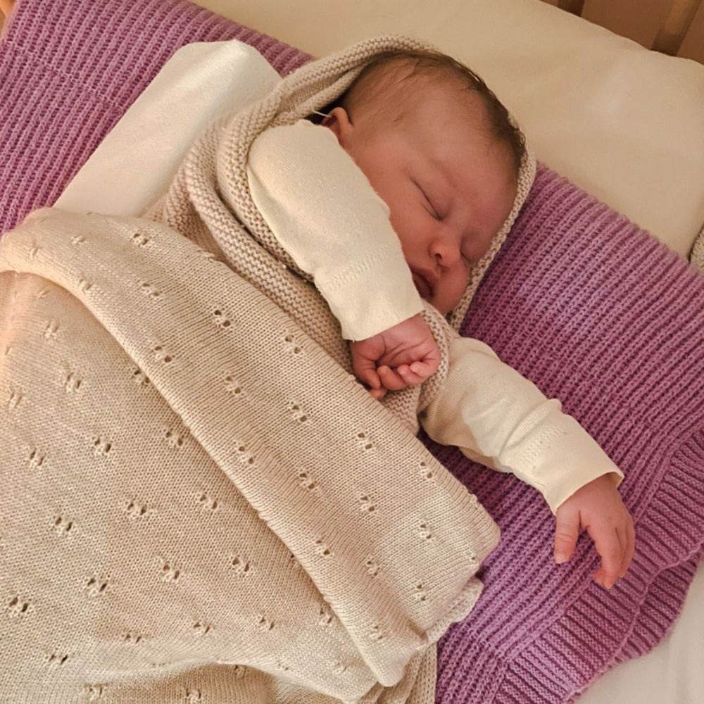 Deken bibi van Hvid, in cream, biedt warmte en comfort voor je baby met zacht merino lamswol. Ribgebreid, zacht en warm. Een klassieke ajourdeken. In diverse kleuren. VanZus