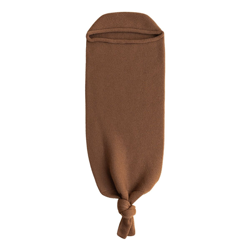 Pak je kindje heerlijk warm in met cocoon in chocolate van Hvid. Een gebreid slaapzakje, in lengte aan te passen, met een mutsje. Voor een stijlvolle look en geborgen gevoel. In verschillende kleuren. VanZus