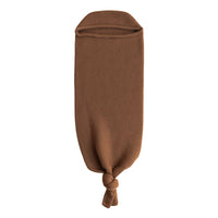 Pak je kindje heerlijk warm in met cocoon in chocolate van Hvid. Een gebreid slaapzakje, in lengte aan te passen, met een mutsje. Voor een stijlvolle look en geborgen gevoel. In verschillende kleuren. VanZus