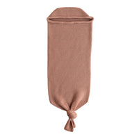 Pak je kindje heerlijk warm in met cocoon in terracotta van Hvid. Een gebreid slaapzakje, in lengte aan te passen, met een mutsje. Voor een stijlvolle look en geborgen gevoel. In verschillende kleuren. VanZus