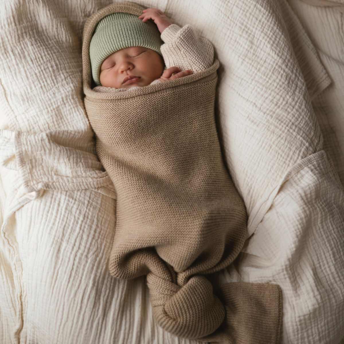 Onmisbaar in de kast van jouw pasgeboren baby: newborn muts fonzie in mint van Hvid. Gemaakt van merinowol, heerlijk zacht en warm. Met een mooie pasvorm. In verschillende hippe kleuren. VanZus