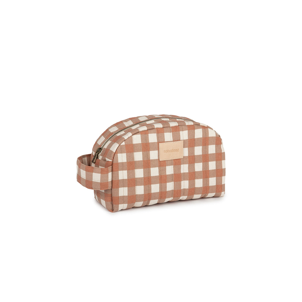 Met deze prachtige Nobodinoz Hyde park waterproof toilettas terracotta checks kun je al je babyproducten of skincare musthaves mooi en overzichtelijk bij elkaar houden. VanZus 