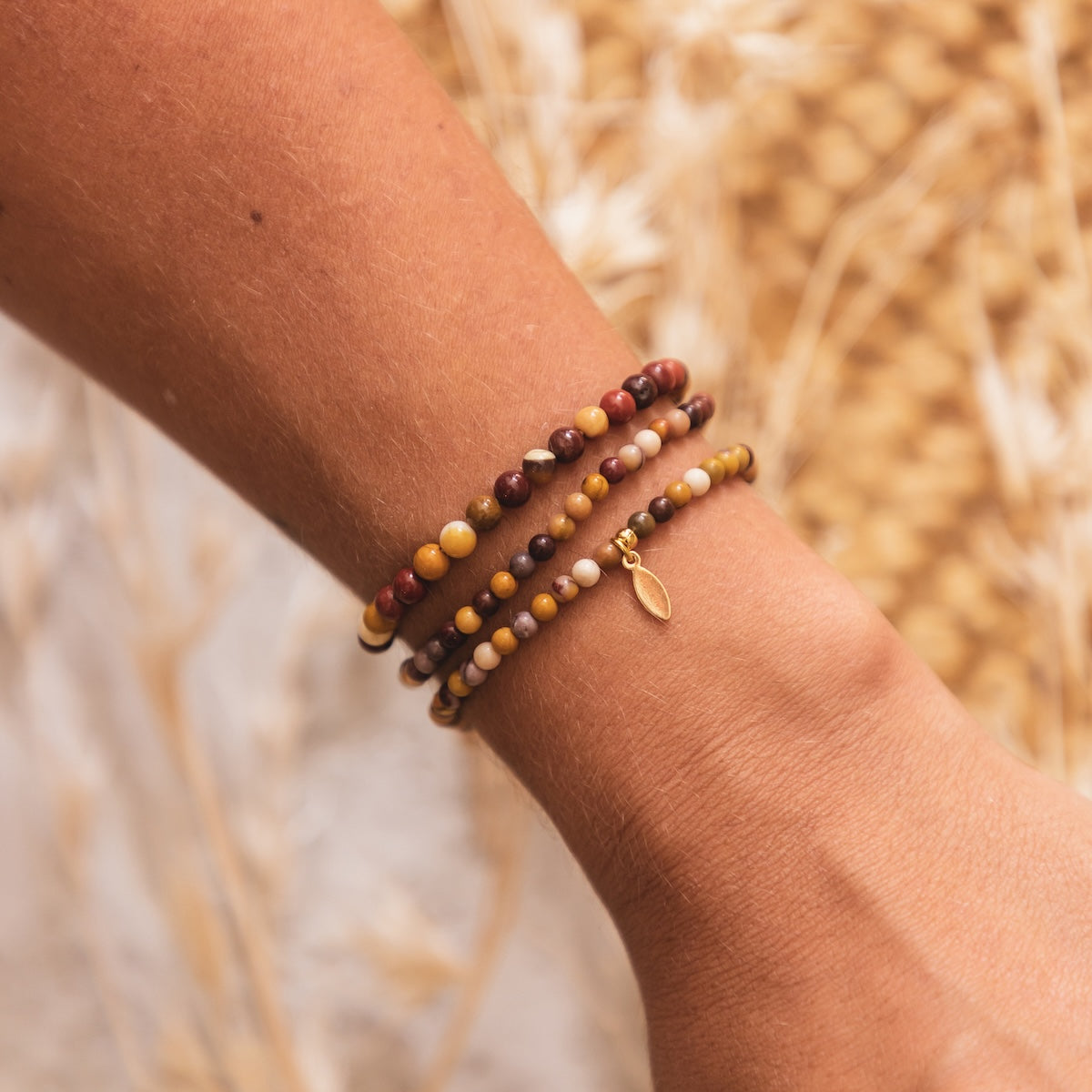 Hoe lief is dit? De me and mom armbanden set in de variant mookaite kan je deze met je kleintje! In deze lieve set zitten twee armbandjes. Met 24-karaats vergulde koperen onderdelen zijn het unieke armbanden, een symbool van jullie onvoorwaardelijke liefde en bijzondere band. VanZus