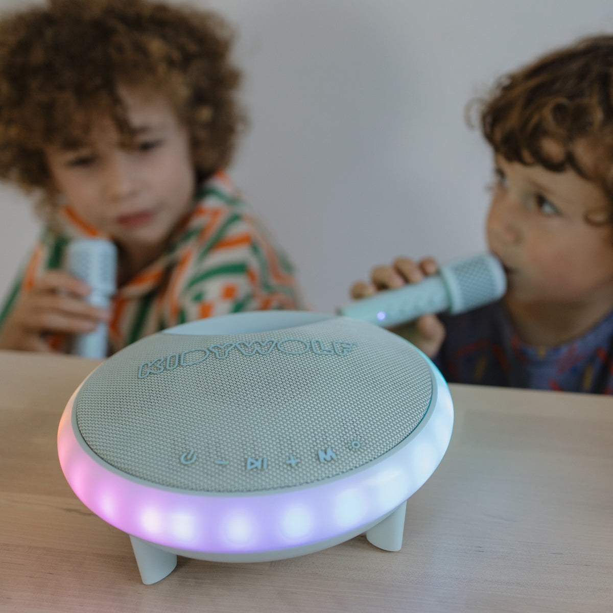 Het zingen kan beginnen met deze Kidykaraoke karaokeset met 2 microfoons van Kidywolf! Deze draagbare karaokespeaker maakt heel mooi en sterk geluid en bevat lichteffecten. VanZus