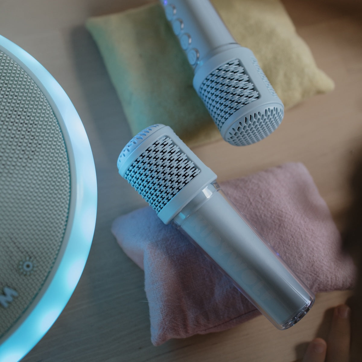 Het zingen kan beginnen met deze Kidykaraoke karaokeset met 2 microfoons van Kidywolf! Deze draagbare karaokespeaker maakt heel mooi en sterk geluid en bevat lichteffecten. VanZus