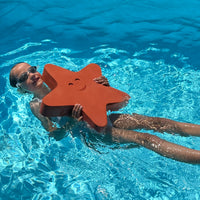 Wil jouw kindje de ster van de zee worden? Dat kan met deze schattige en zeer functionele starfish van Moes Play! Met deze lieve zeester leert je kindje in een mum van tijd balanceren, stuiteren, draaien en surfen. Zijn ze klaar voor dit avontuur? VanZus