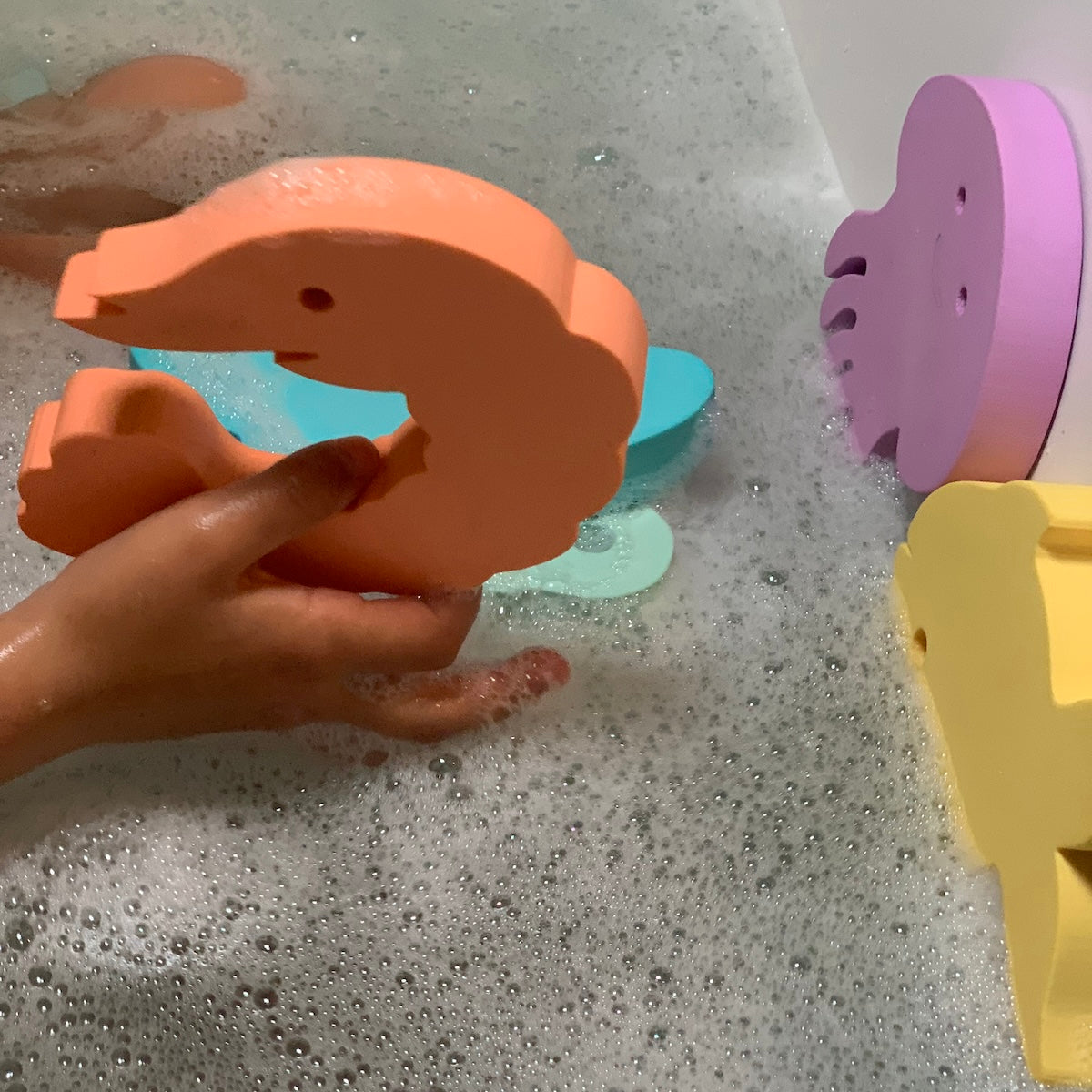 Met deze leuke Waterfun set 2 van het merk Moes Play kan je kindje keer op keer fantastische wateravonturen beleven. De set bestaat uit 6 herkenbare dieren uit de onderwaterwereld en zijn geschikt voor in bad, onder de douche, in de zee en in het zwembad. VanZus