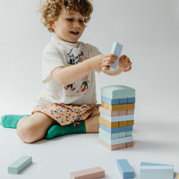 Deze geweldige tower blocks van Moes Play bieden uren speelplezier! Je kindje kan met deze veelzijdige blokken allerlei creaties maken. Van huizen en torens, tot heuse kastelen! De fantasie van je kindje wordt met deze bouwblokken absoluut geprikkeld! VanZus