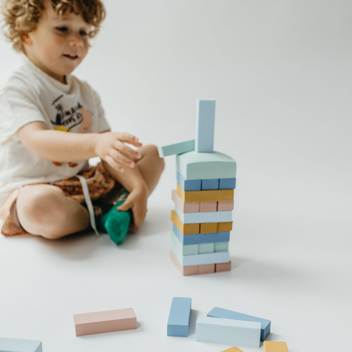 Deze geweldige tower blocks van Moes Play bieden uren speelplezier! Je kindje kan met deze veelzijdige blokken allerlei creaties maken. Van huizen en torens, tot heuse kastelen! De fantasie van je kindje wordt met deze bouwblokken absoluut geprikkeld! VanZus