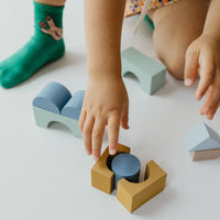 Je kindje kan zijn of haar fantasie compleet de vrije loop laten met deze leuke Moes Play Imagi Blocks! Deze set bestaat uit 16 blokken waarmee je kindje naar hartenlust kan spelen, bouwen en omgooien. Wat je kindje ook wil creëren, het kan met deze leuke blokkenset! VanZus