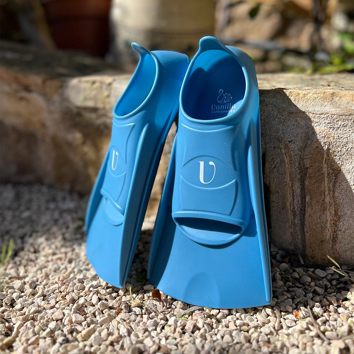 De flippers Blue Shadow van Vanilla Copenhagen ondersteunen in de zwemtraining en bevorderen de zwemvaardigheid. Stabiliteit, ondersteuning en comfort tijdens het zwemmen. Zo wordt duiken nóg leuker! VanZus
