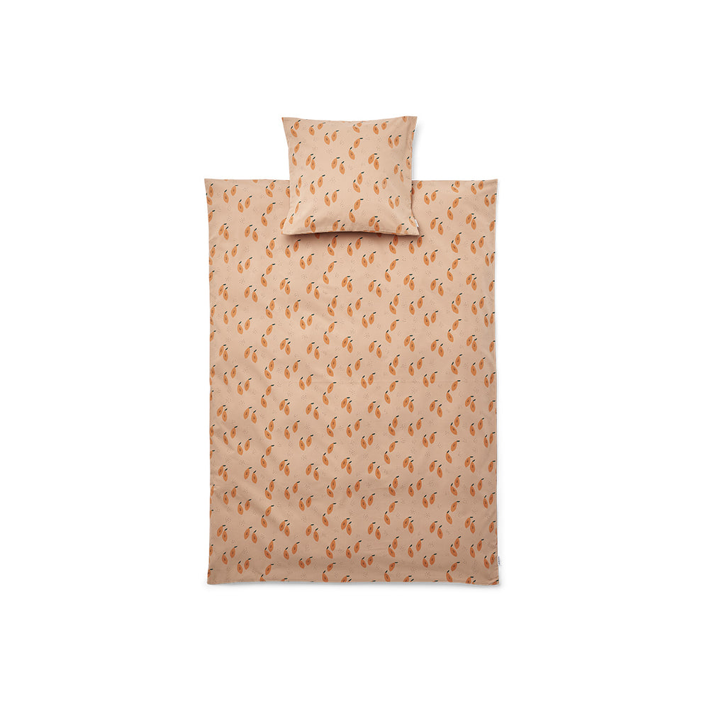 Het Liewood ingeborg junior beddengoed met print papaya/pale tuscany is een heerlijke set beddengoed voor jouw kindje. Het dekbedovertrek is gemaakt van organisch katoen en heerlijk zacht en ademend. VanZus.