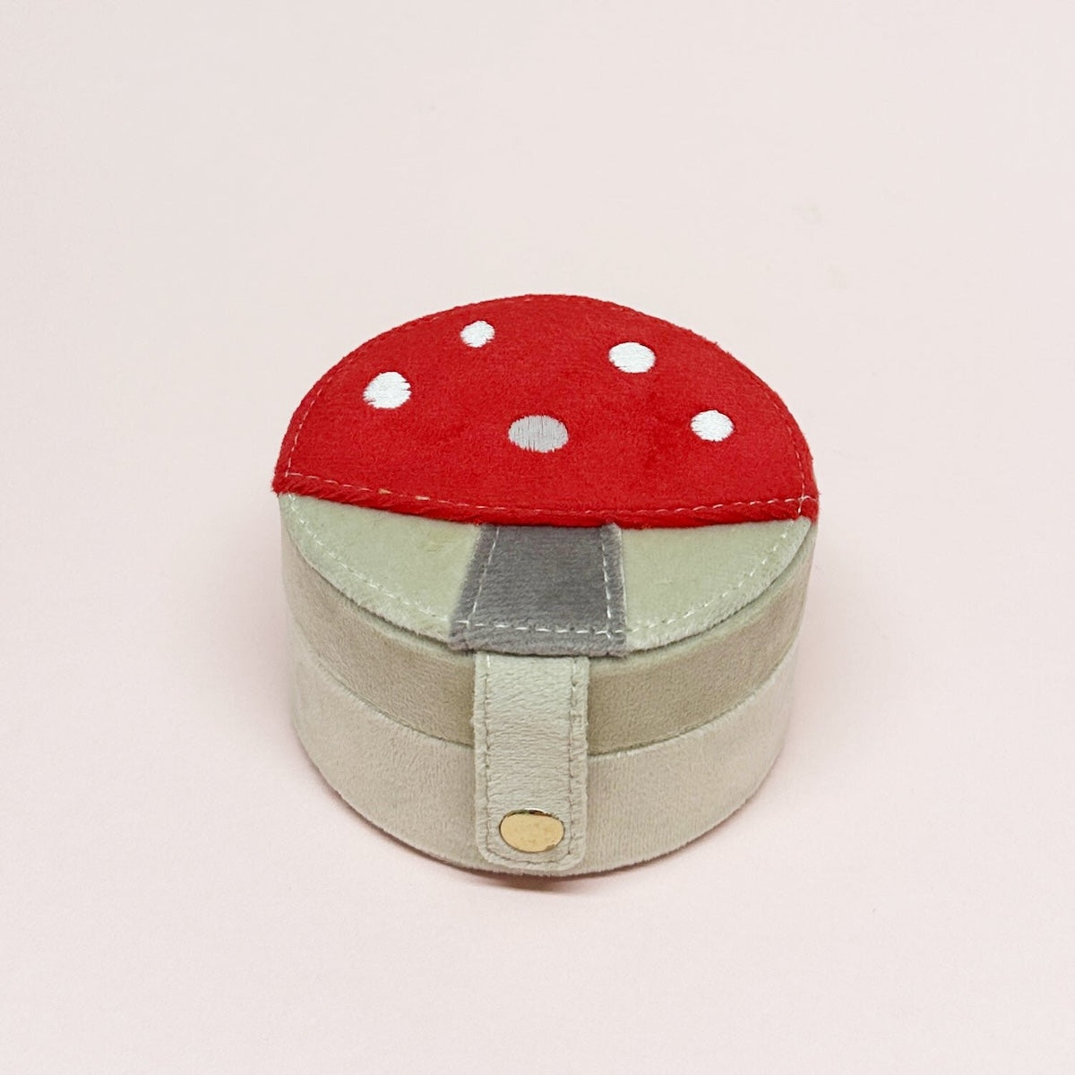 Dit is echt een juweeltje! De little toadstool sieradendoos van het Engelse merk Rockahula. Een prachtige fluweelzachte sieradendoos om al je favoriete sieraden in te bewaren. VanZus