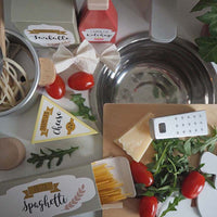 Met deze houten pastaset maak je zelf je favoriete pastagerecht, zonder hulp. Varieer met farfalle of spaghetti en top af met Parmezaanse kaas, gebakken champignons en ketchup. Geschikt vanaf 2 jaar. VanZus